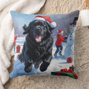 Coussin Terre-Neuve courant dans la neige avec un chapeau 