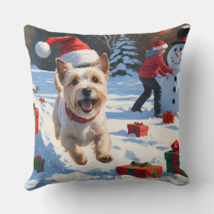 Coussin Terrier Cairn courant dans la neige avec un chapea