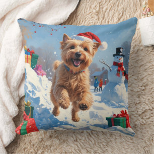 Coussin Terrier Wheaten courant dans la neige avec un chap