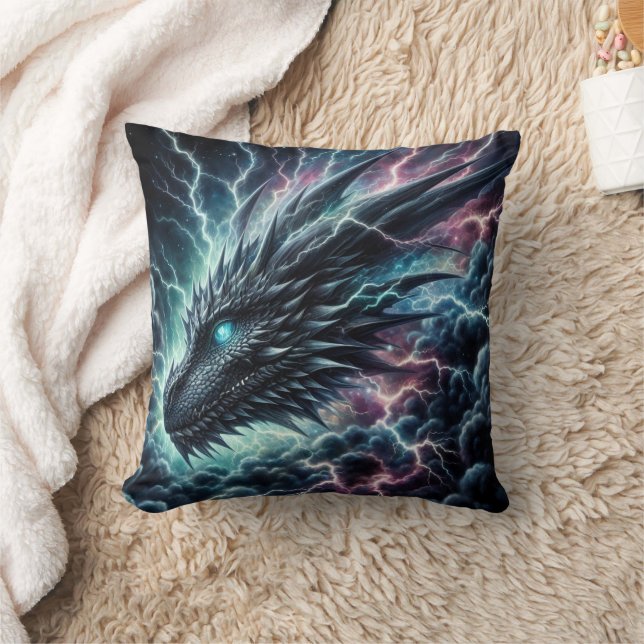 Coussin Tête de dragon dans un orage avec éclairs (Couverture)