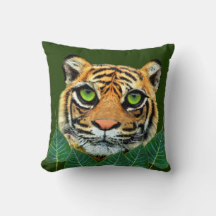 Coussin Tête de tigre sauvage sur fond vert forêt