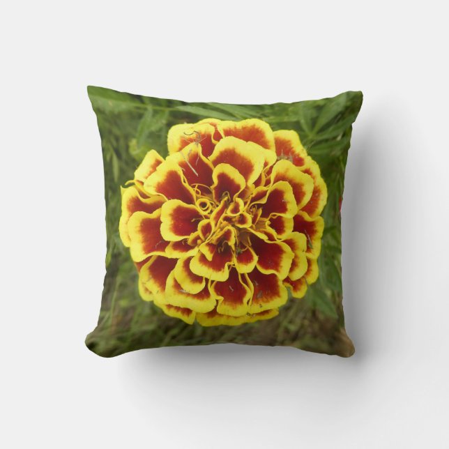 Coussin Throw Pillow With Picture Of Marigold On It (Recto)