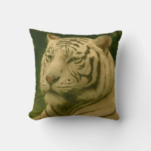Coussin Tigre blanc reposant dans l'ombre des bois