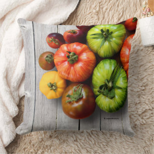 Coussin Tomates rayées colorées sur la table Patinée