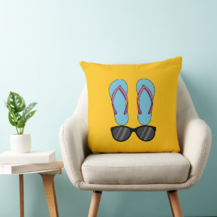 Coussin Tongs bleus de plage et lunettes de soleil noires