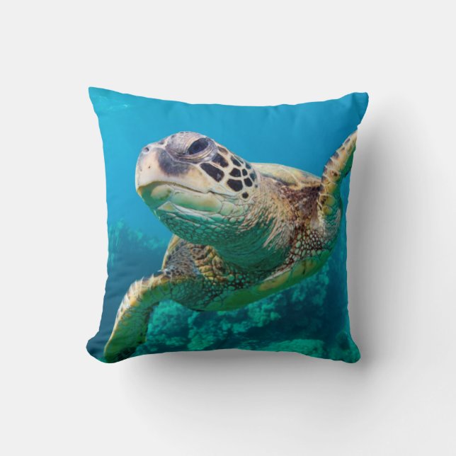 Coussin Tortue de mer verte nageant au-dessus du récif (Recto)