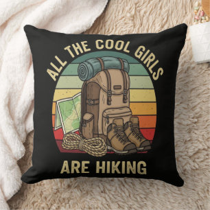 Coussin Toutes les filles cool font de la randonnée rétro