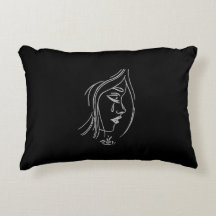 Coussin triste de fille dans le noir