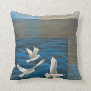 Coussin Trois mouettes blanches volant au-dessus de l'eau