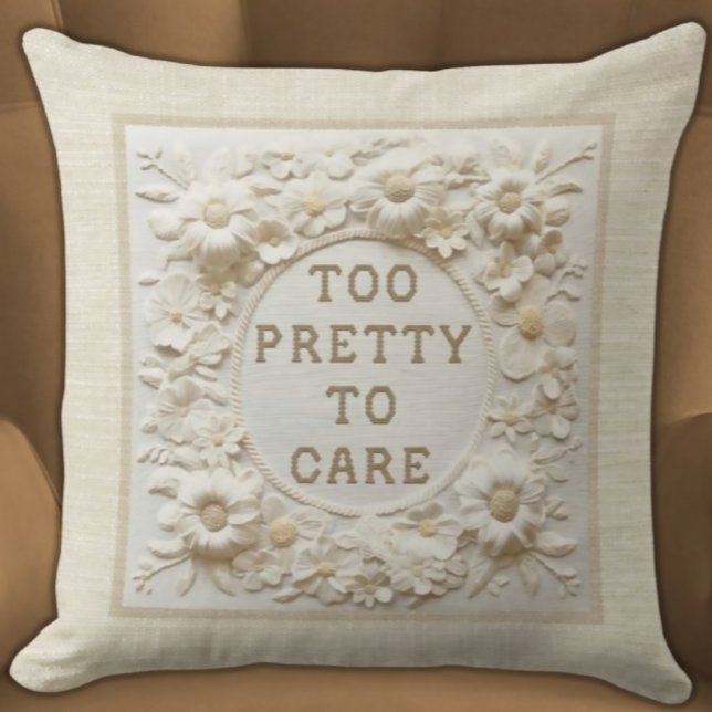 Coussin Trop joli pour s'occuper - Sassy & Elegant Floral  (Too Pretty To Care Sassy Ivory 3D Floral Pillow Beige textured background)