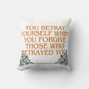 Coussin Tu te traites quand tu oublies ceux qui te trahiss