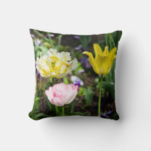 Coussin Tulipes blanches, roses et jaunes dans le jardin