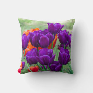 Coussin Tulipes violettes foncées par beau temps dans le j