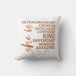 Coussin Typographie d'affirmation Mousse Mocha "Elle est M