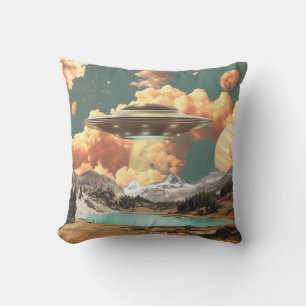 Coussin UFO surréaliste au-dessus d'un lac de montagne ave