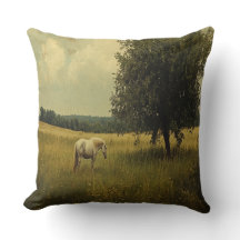 Un Cheval Blanc Pâturant Dans Un Champ