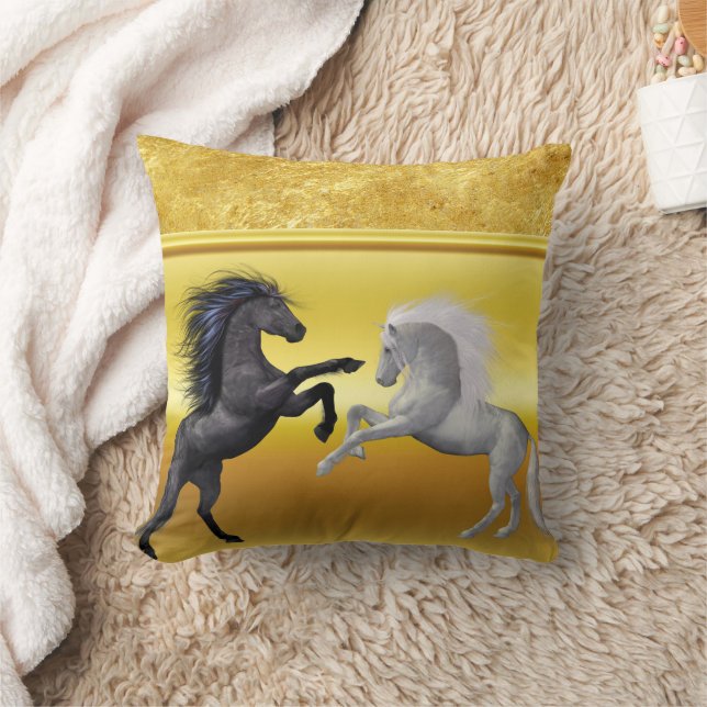 Coussin Un cheval noir et blanc qui combat l'or (Couverture)