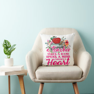 Coussin Un Enseignant Prend Un Don À La Main Pour L'Enseig