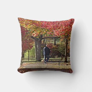 Coussin Un homme marche chien dans le parc d'automne