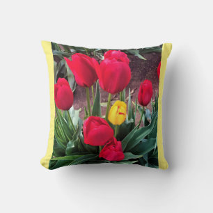 Coussin Un Jaune aux tulipes rouges