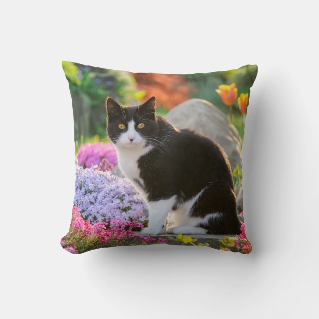 Coussin Un joli chat noir blanc dans un jardin fleuri colo (Recto)