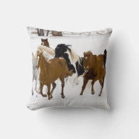 Un paysage hivernal de chevaux au galop