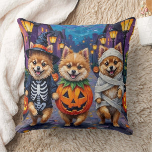Coussin Un Pomeranian faisant Trick-or-Treating dans des c