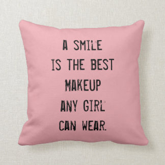 Coussin Un sourire est le meilleur maquillage qu'une fille