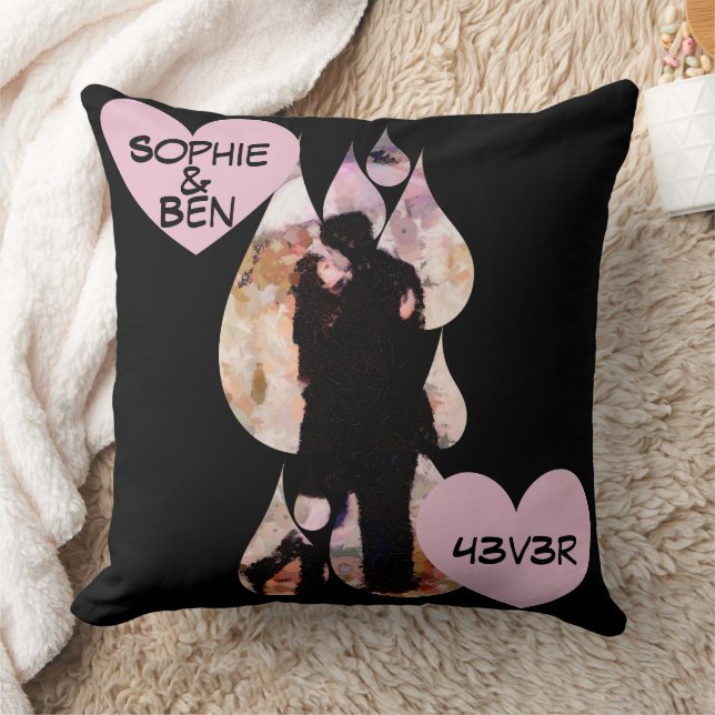 Coussin Under Umbrella: Romantic Couple Kissing in Rain (Couverture)