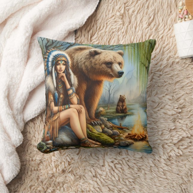 Coussin Une Américaine Autochtone Assis Par Un Ours Au Feu (Couverture)