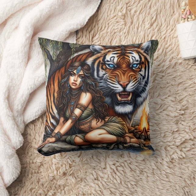 Coussin Une Américaine D'Origine Pose Avec Un Tigre (Couverture)