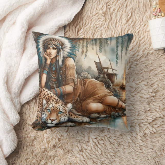 Coussin Une Américaine D'Origine Se Relaxant Avec Un Tigre (Couverture)