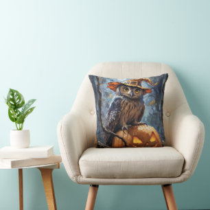 Coussin Une chouette mystérieuse et charmante portant un c
