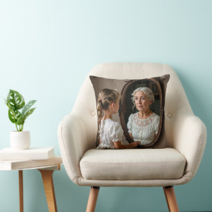 Coussin Une jeune fille regarde la réflexion sur la vieill