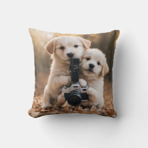 Coussin Une photo mignonne et chaude de deux chiots assis 