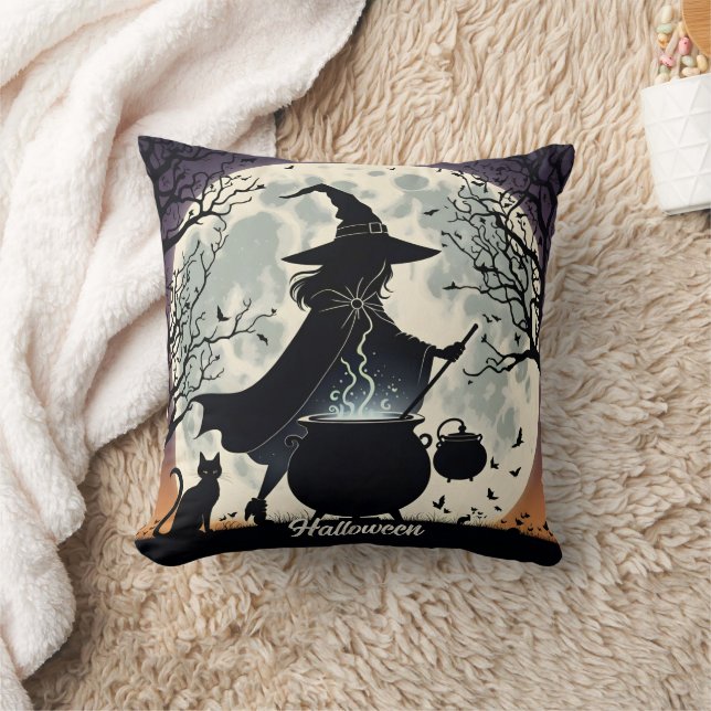 Coussin Une sorcière brasse des potions sous une pleine lu (Couverture)