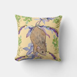 Coussin Une souris drôle dans un fourré de fleurs.