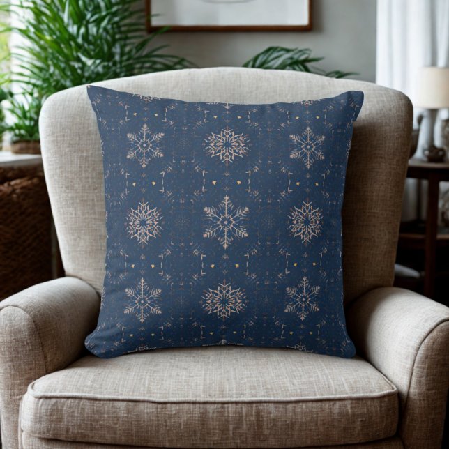 Coussin Vacances Blue Snowflop de la Marine (Navy blue winter snowflake pattern throw pillow)