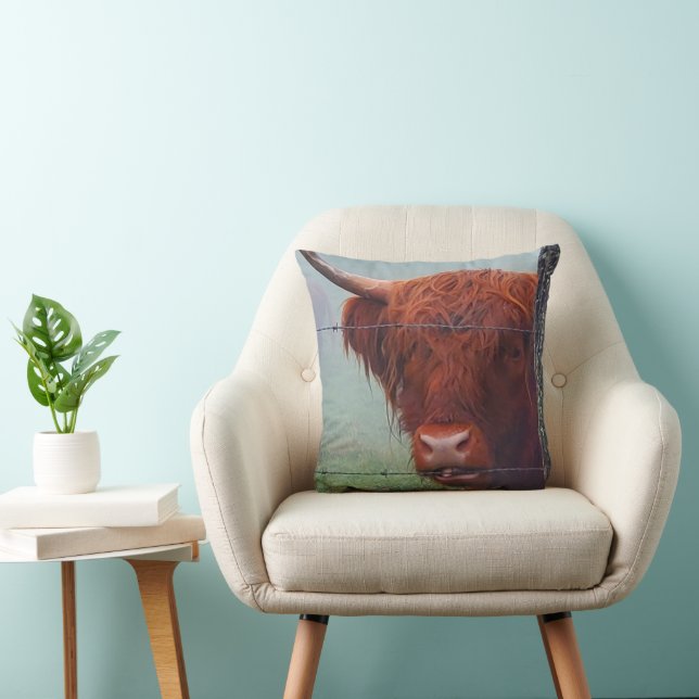 Coussin Vache de Highland mordant une clôture de fil (Chaise)