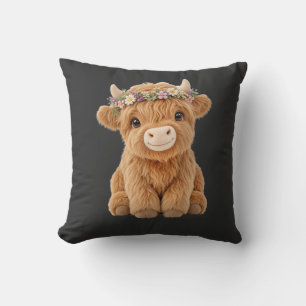 Coussin Vache des Highlands avec couronne de fleurs sauvag