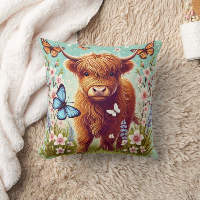 Coussin Vache Highland avec papillons et fleurs printanièr (Couverture)