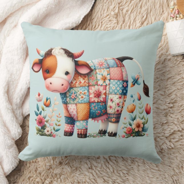 Coussin Vache Patchwork Fantaisiste avec Accents Floraux (Couverture)