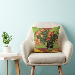 Coussin Vase avec des lauriers roses et des livres de Vinc