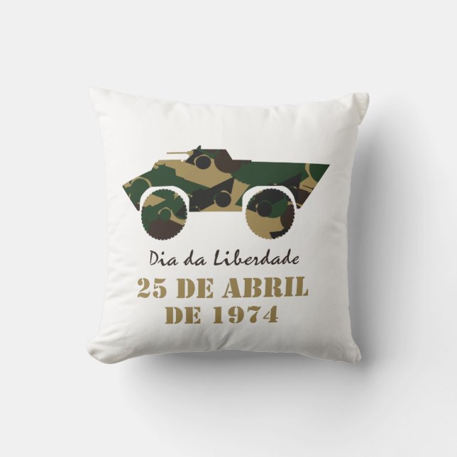 Coussin Véhicule militaire symbole de la Révolution du 25  (Recto)