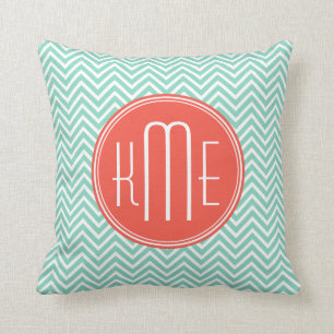 Coussin Vert chic Chevron d'Aqua et monogramme fait sur