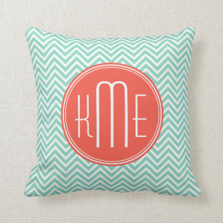 Coussin Vert chic Chevron d'Aqua et monogramme fait sur