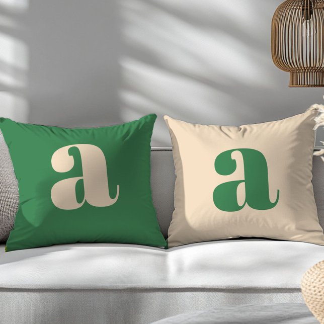 Coussin Vert et crème rétro moderne initiale (Créateur téléchargé)