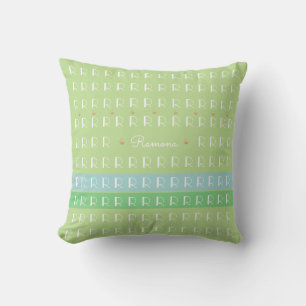 Coussin vert pastel avec nom personnalisé et initial agréa