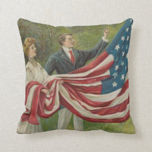 Coussin Victorian Couple lève le drapeau américain à la Jo