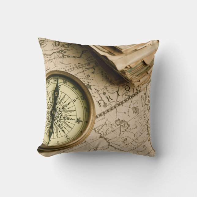 Coussin Vieille boussole au-dessus de carte antique (Recto)
